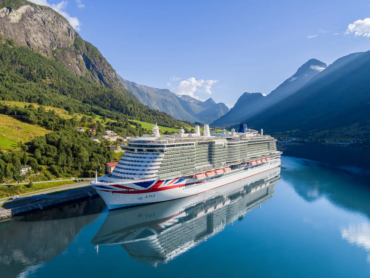 p&o Iona at sea on the Fjords