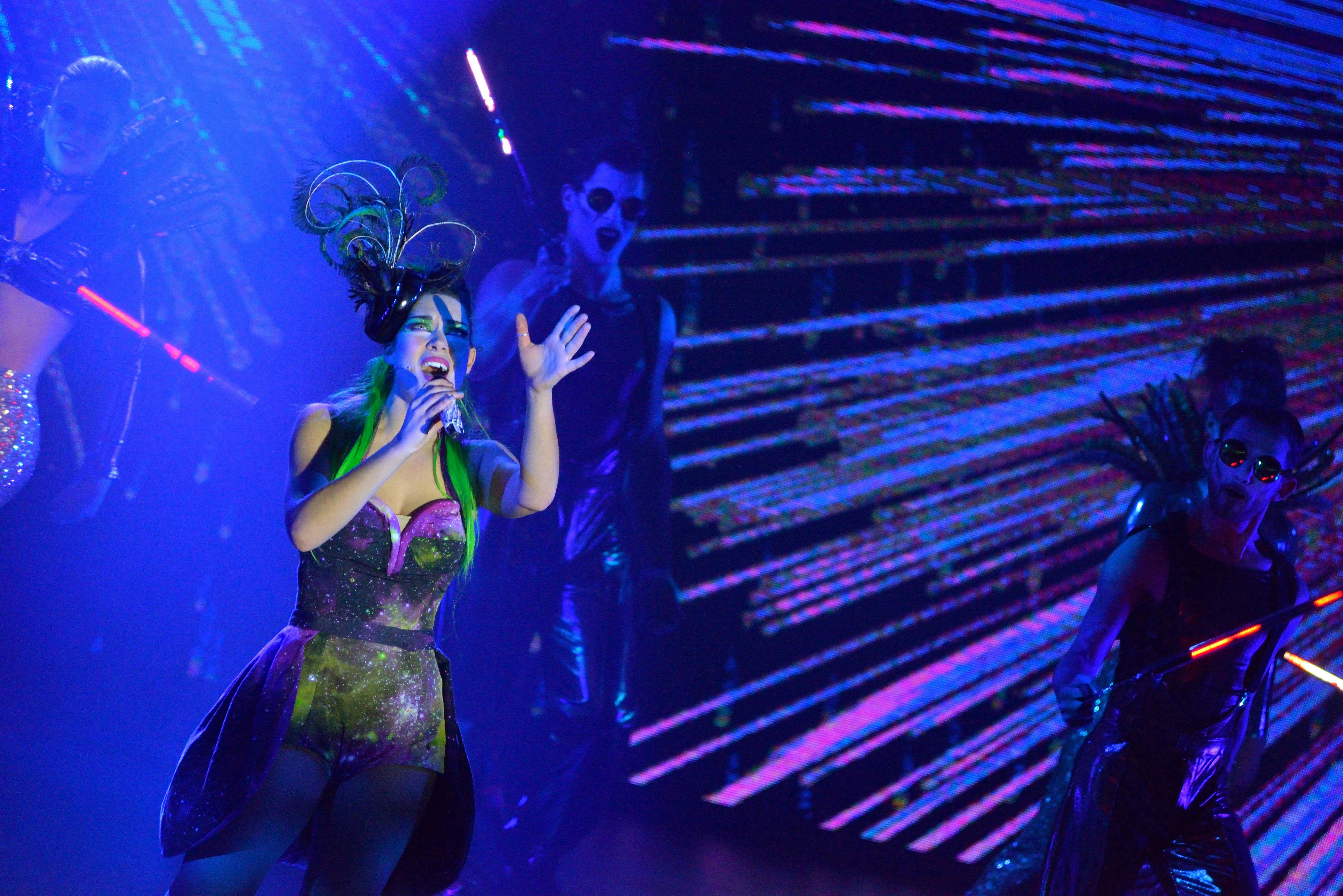 P&O cruise theatre entertainment