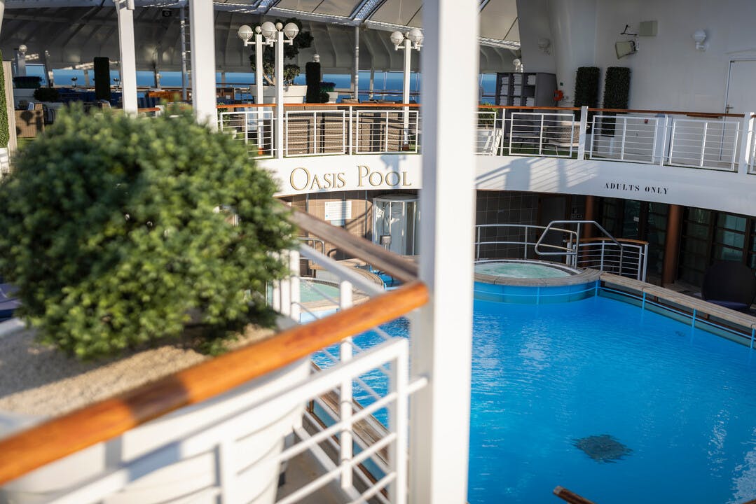 P&O Ventura - Azura Oasis Pool Chris Ison