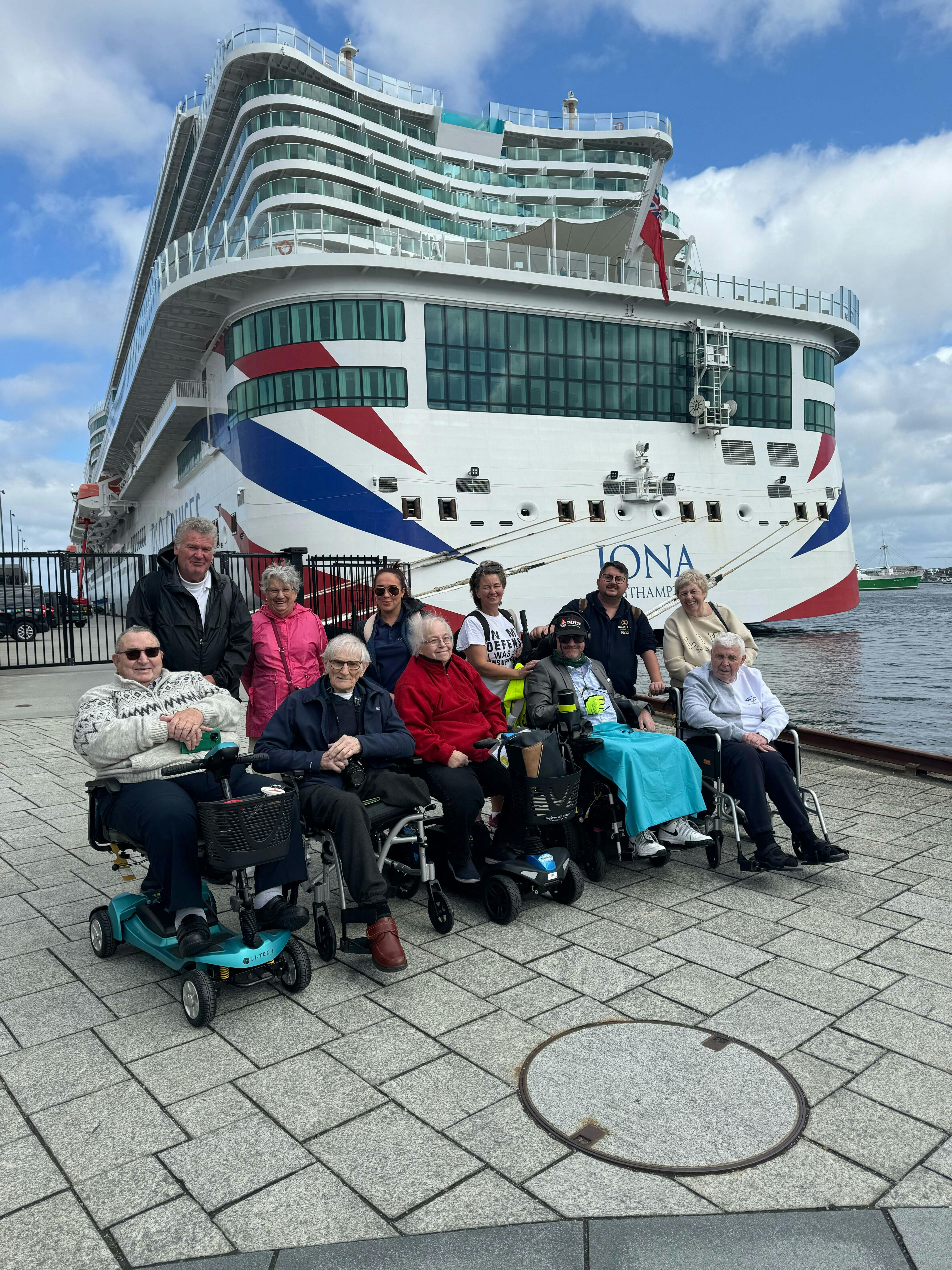Cruise Customers infront of the Iona