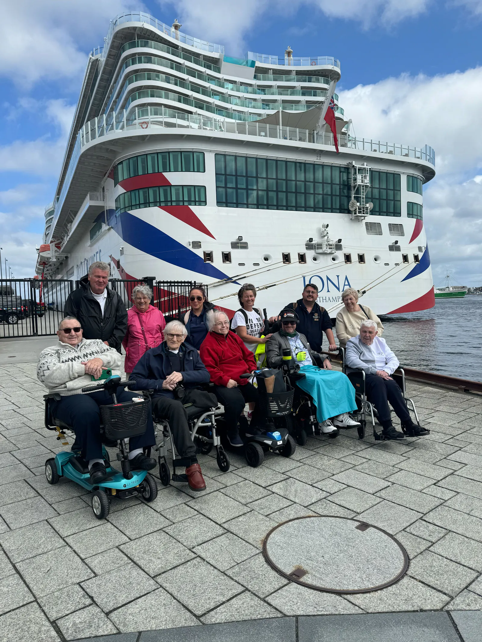 Cruise Customers infront of the Iona